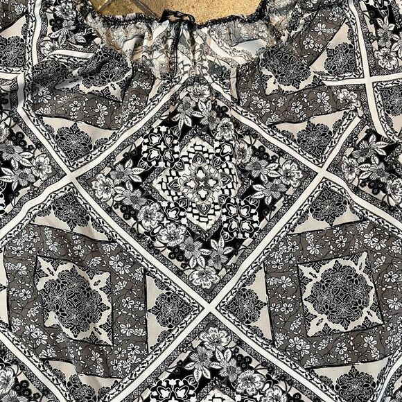 Unique Spectrum Women’s XL Geometric Patterned Blouse - Picture 4 of 11